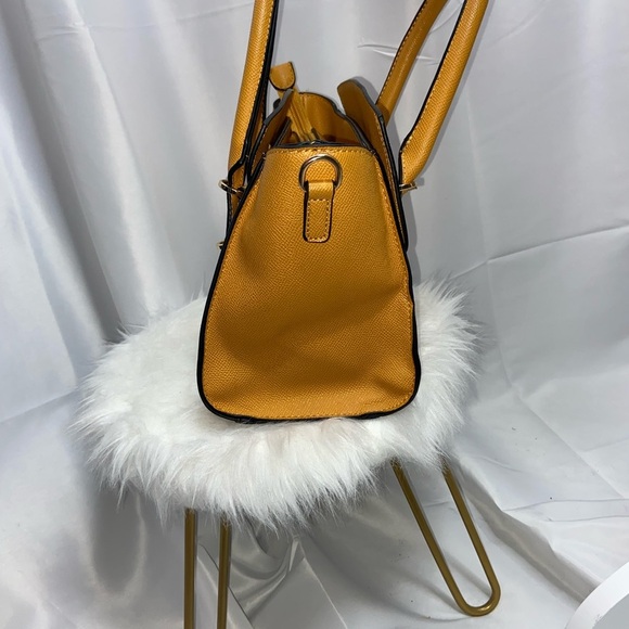 Isabelle Handbag Mustard yellow colored Med/sm no shoulder straps. (B) - Picture 2 of 9